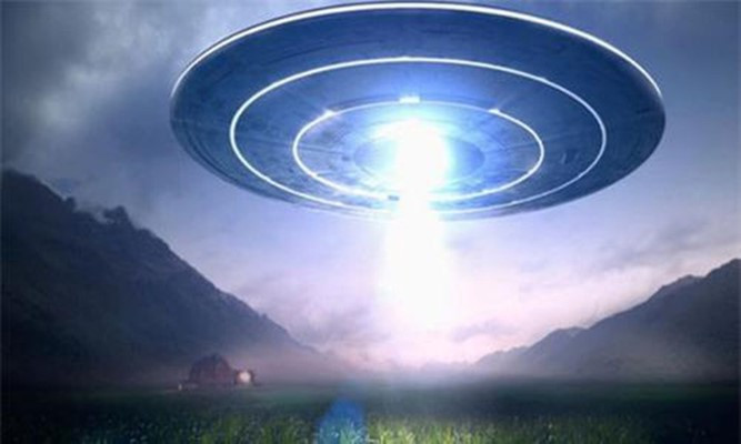 Minh họa cảnh UFO pha đèn ở trận địa của quân Mỹ Minh họa cảnh UFO pha đèn ở trận địa của quân Mỹ
