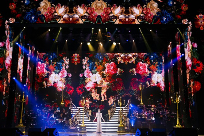 Ca sĩ Lệ Quyên cùng mẹ “lên đồng” trên sân khấu gây xúc động ảnh 2 Ca sĩ Lệ Quyên lên đồng cùng mẹ tại liveshow triệu đô - ảnh 2