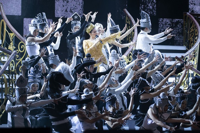 Ca sĩ Lệ Quyên cùng mẹ “lên đồng” trên sân khấu gây xúc động ảnh 1 Ca sĩ Lệ Quyên lên đồng cùng mẹ tại liveshow triệu đô - ảnh 1