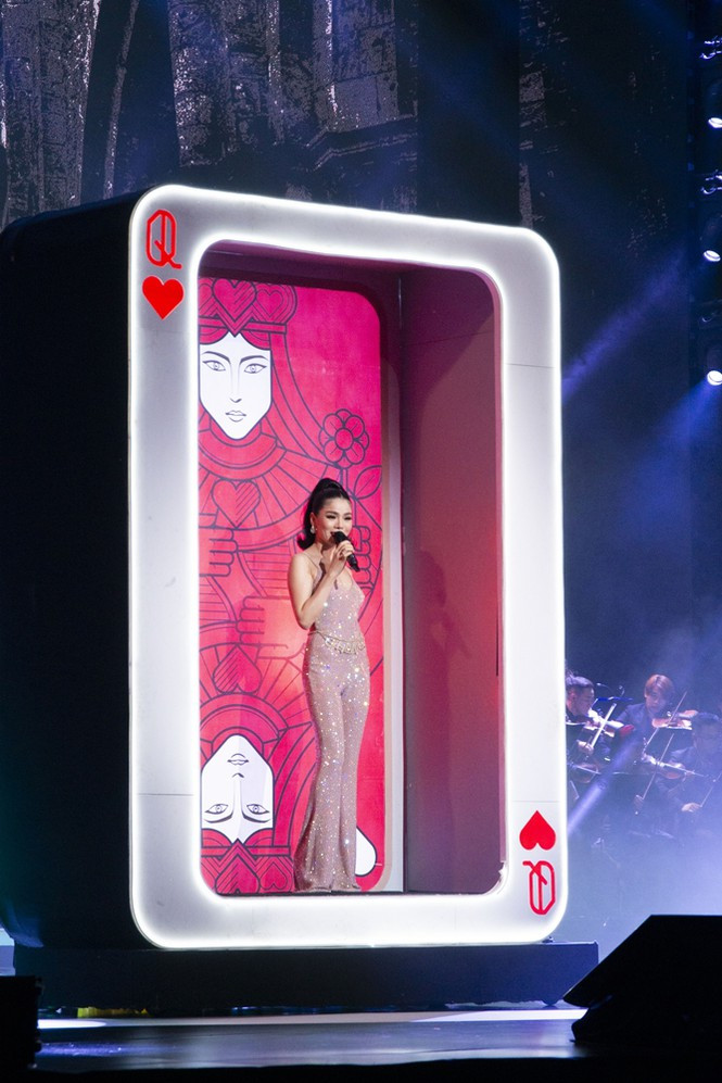 Ca sĩ Lệ Quyên cùng mẹ “lên đồng” trên sân khấu gây xúc động ảnh 4 Ca sĩ Lệ Quyên lên đồng cùng mẹ tại liveshow triệu đô - ảnh 4