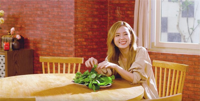 Đã điển trai còn nấu ăn ngon bảo sao Midu lại thích thú đến vậy khi đến nhà thưởng thức bữa tối do chính Quốc Trường tự tay vào bếp - Ảnh 4. Đã điển trai còn nấu ăn ngon bảo sao Midu lại thích thú đến vậy khi đến nhà thưởng thức bữa tối do chính Quốc Trường tự tay vào bếp - Ảnh 4.