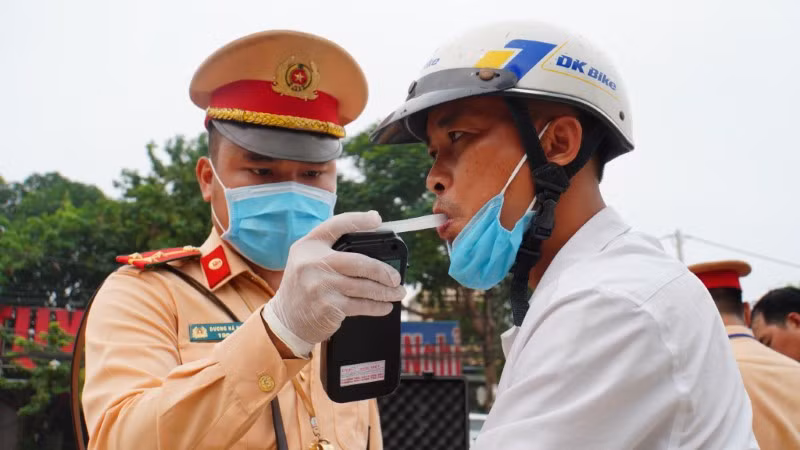 Lực lượng CSGT Công an TP Hà Nội kiểm tra nồng độ cồn lái xe.