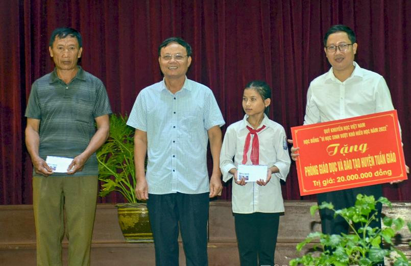 Ông Ly Giống Lềnh (ngoài cùng bên trái) đón nhận học bổng 'Học không bao giờ cùng'.