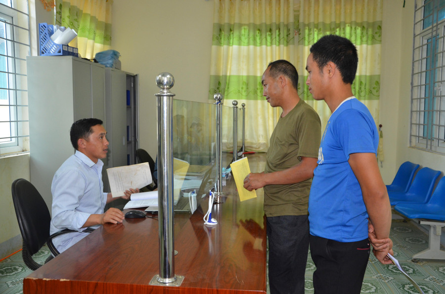 Ông Vừ A Kỷ (bên trái), Chủ tịch UBND xã Pú Nhung. Ông Vừ A Kỷ (bên trái), Chủ tịch UBND xã Pú Nhung.