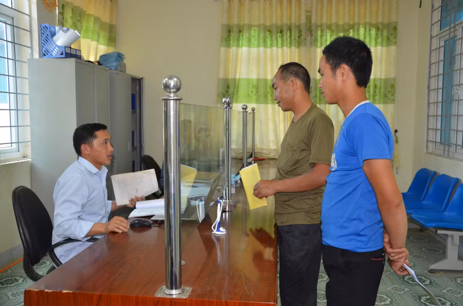 Ông Vừ A Kỷ (bên trái), Chủ tịch UBND xã Pú Nhung.