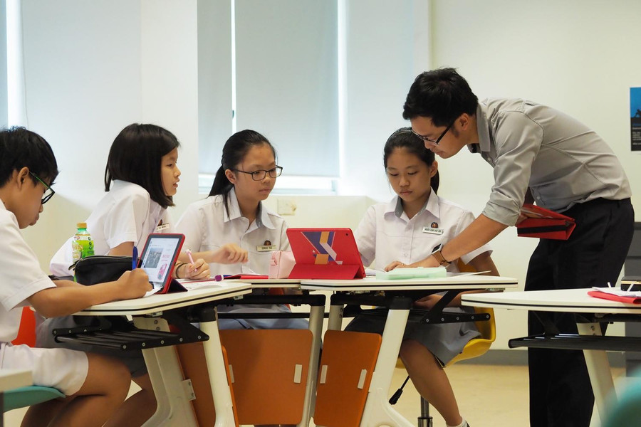 Đối với nhiều giáo viên, công việc tiếp tục kéo dài sau giờ học chính thức. Đối với nhiều giáo viên, công việc tiếp tục kéo dài sau giờ học chính thức.