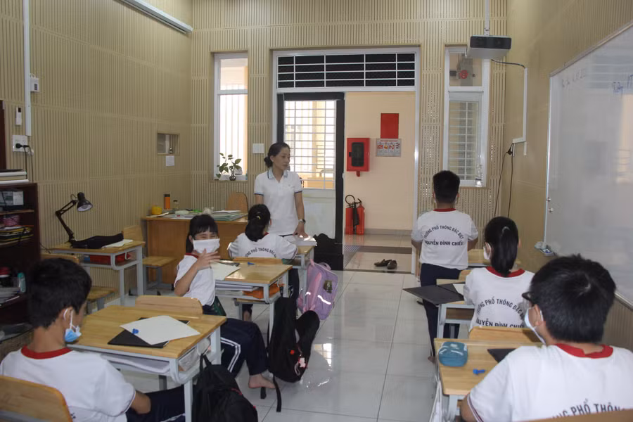 Giáo viên giảng dạy kiến thức theo Chương trình, sách giáo khoa mới cho học sinh.