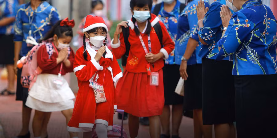 Học sinh Trung Quốc nhập học tại Thái Lan.