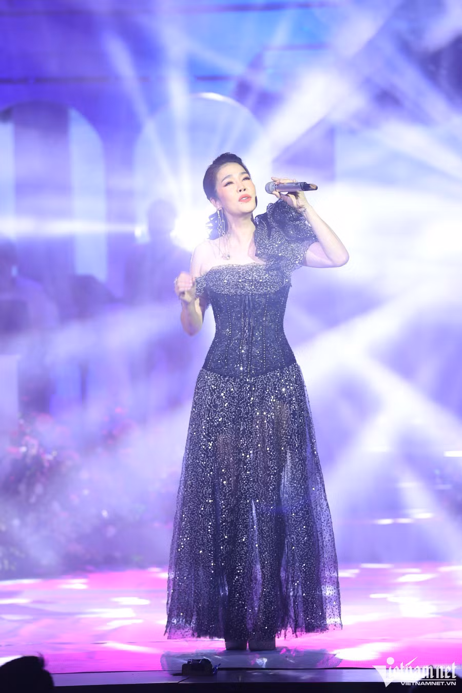 Ca sĩ Thu Phương trên sân khấu.