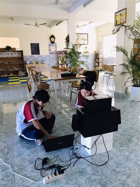 Hai học sinh Võ Ngọc Minh Phương, Nguyễn Đỗ Quỳnh Nguyên kiểm tra thiết bị.