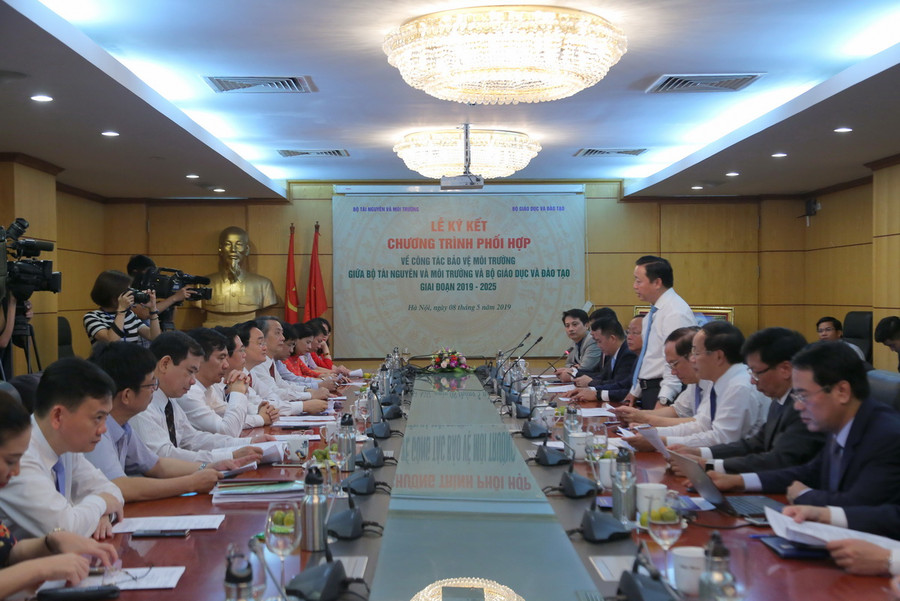 Lễ kí kết chương trình phối hợp về công tác BVMT giai đoạn 2019 – 2025. Ảnh: Việt Hà