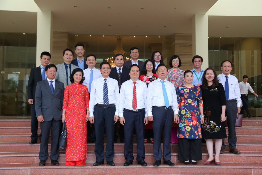 Bộ trưởng Phùng Xuân Nhạ và Bộ trưởng Trần Hồng Hà cùng các đại biểu dự lễ kí kết chụp ảnh lưu niệm tại Bộ TN&MT. Ảnh Việt Hà