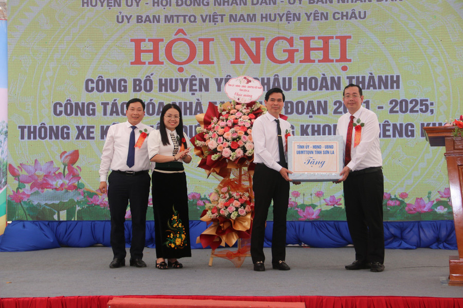 Ông Hoàng Quốc Khánh, Chủ tịch UBND tỉnh Sơn La (thứ 2 từ phải sang) tặng hoa, quà chúc mừng huyện Yên Châu. Ông Hoàng Quốc Khánh, Chủ tịch UBND tỉnh Sơn La (thứ 2 từ phải sang) tặng hoa, quà chúc mừng huyện Yên Châu.