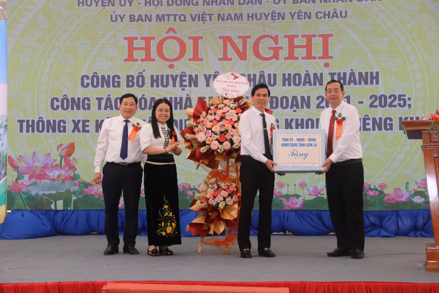 Ông Hoàng Quốc Khánh, Chủ tịch UBND tỉnh Sơn La (thứ 2 từ phải sang) tặng hoa, quà chúc mừng huyện Yên Châu.