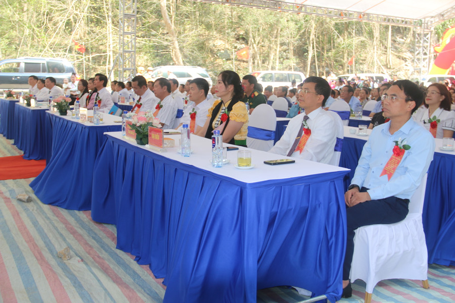 Các đại biểu tham dự lễ công bố hoàn thành công tác xóa nhà tạm và tổ chức lễ thông xe. Các đại biểu tham dự lễ công bố hoàn thành công tác xóa nhà tạm và tổ chức lễ thông xe.