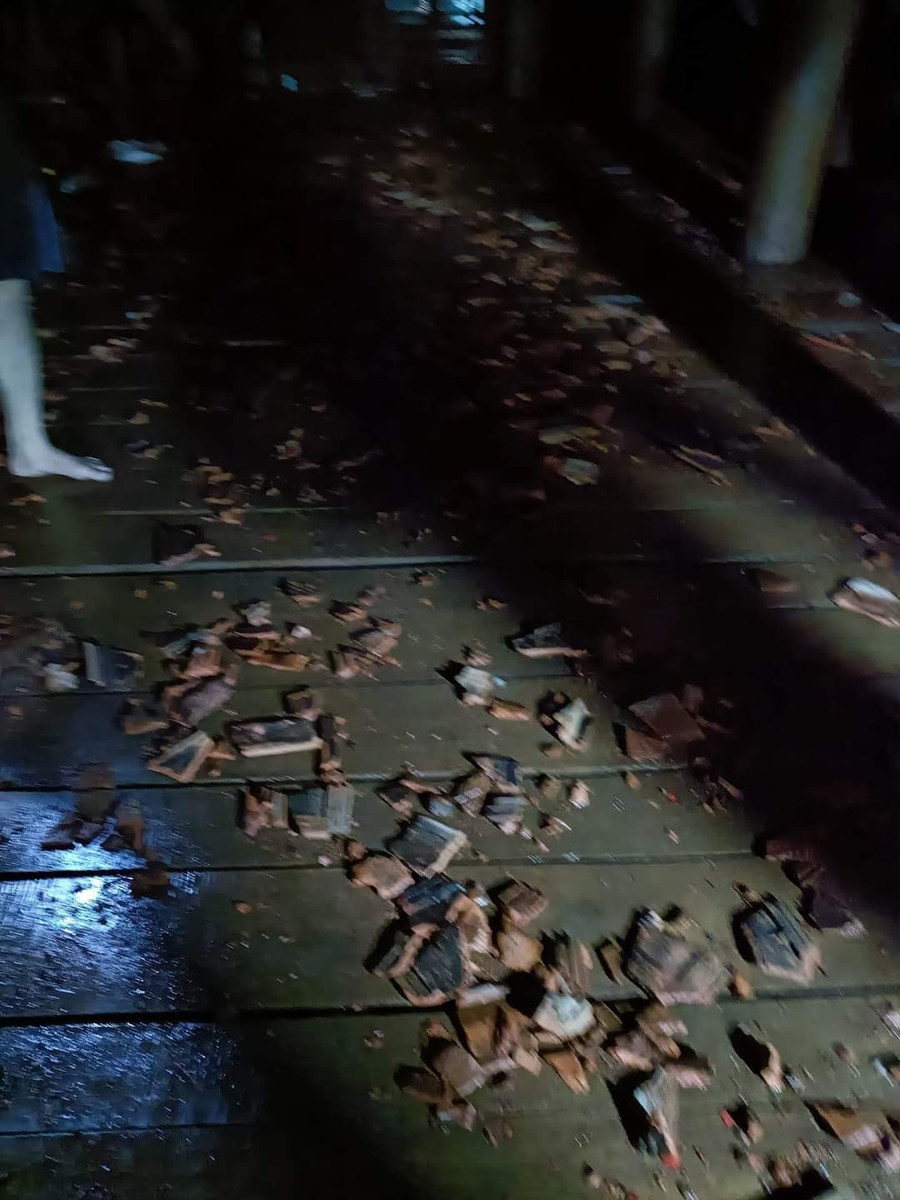 Nhiều ngôi nhà bị vỡ ngói do mưa đá.