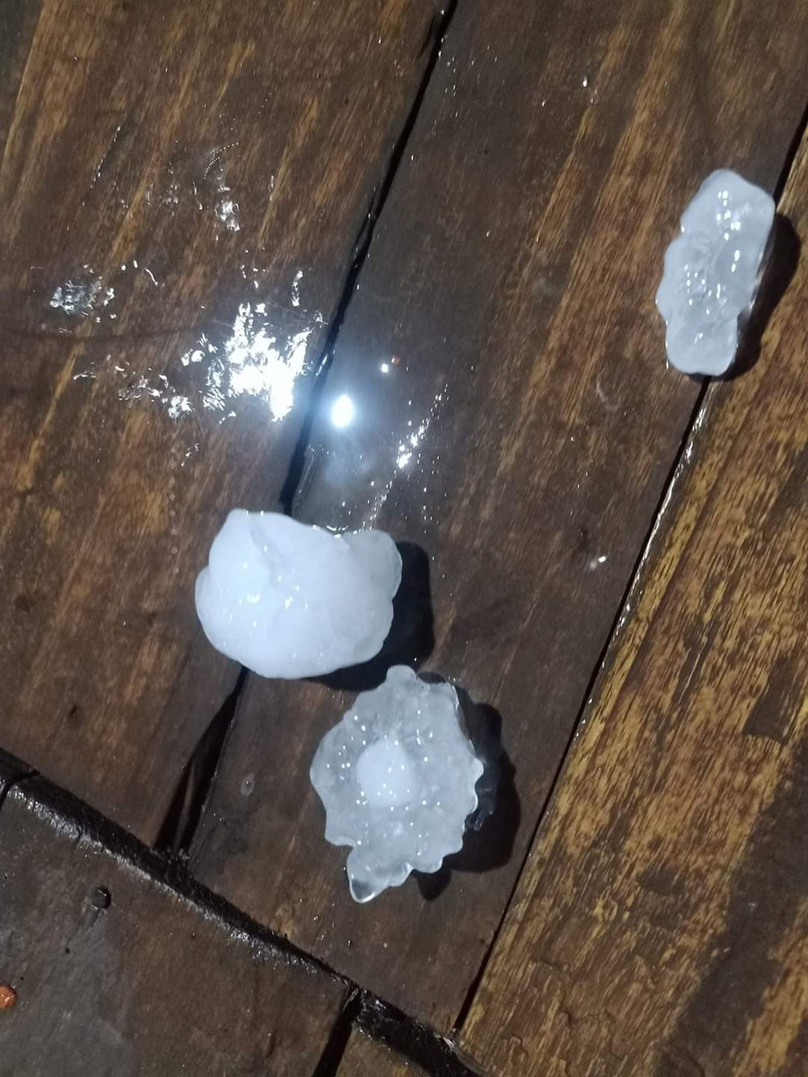 Những viên đá do người dân nhặt lại.