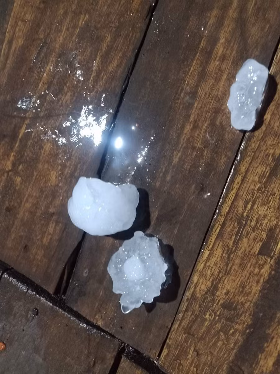 Những viên đá do người dân nhặt lại.