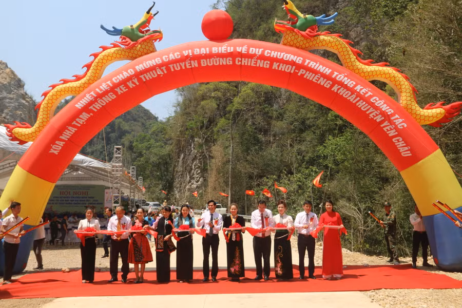 Các đại biểu cắt băng thông xe kỹ thuật tuyến đường Chiềng Khoi - Phiêng Khoài.