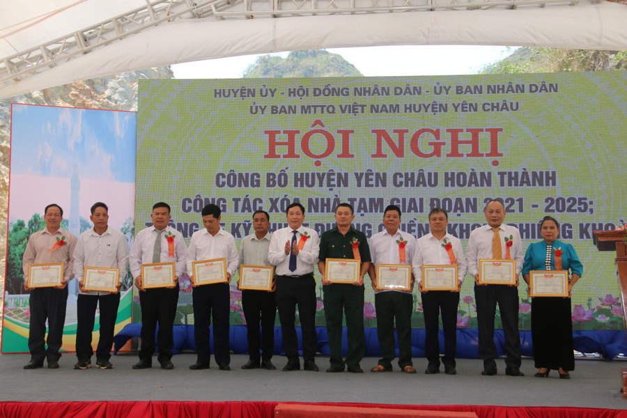 Chủ tịch UBND huyện Yên Châu tặng Giấy khen cho các tập thể và cá nhân. Chủ tịch UBND huyện Yên Châu tặng Giấy khen cho các tập thể và cá nhân.