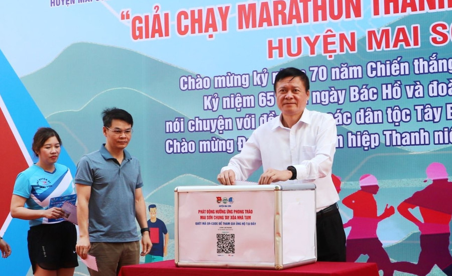 Các đại biểu, vận động viên quyên góp ủng hộ phong trào "Mai Sơn chung tay xóa nhà tạm cho hộ nghèo".