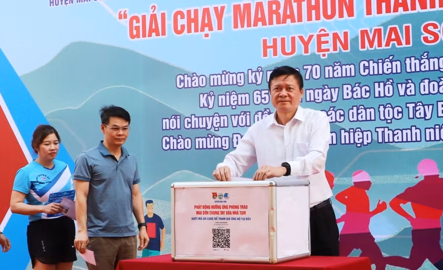 Các đại biểu, vận động viên quyên góp ủng hộ phong trào "Mai Sơn chung tay xóa nhà tạm cho hộ nghèo".