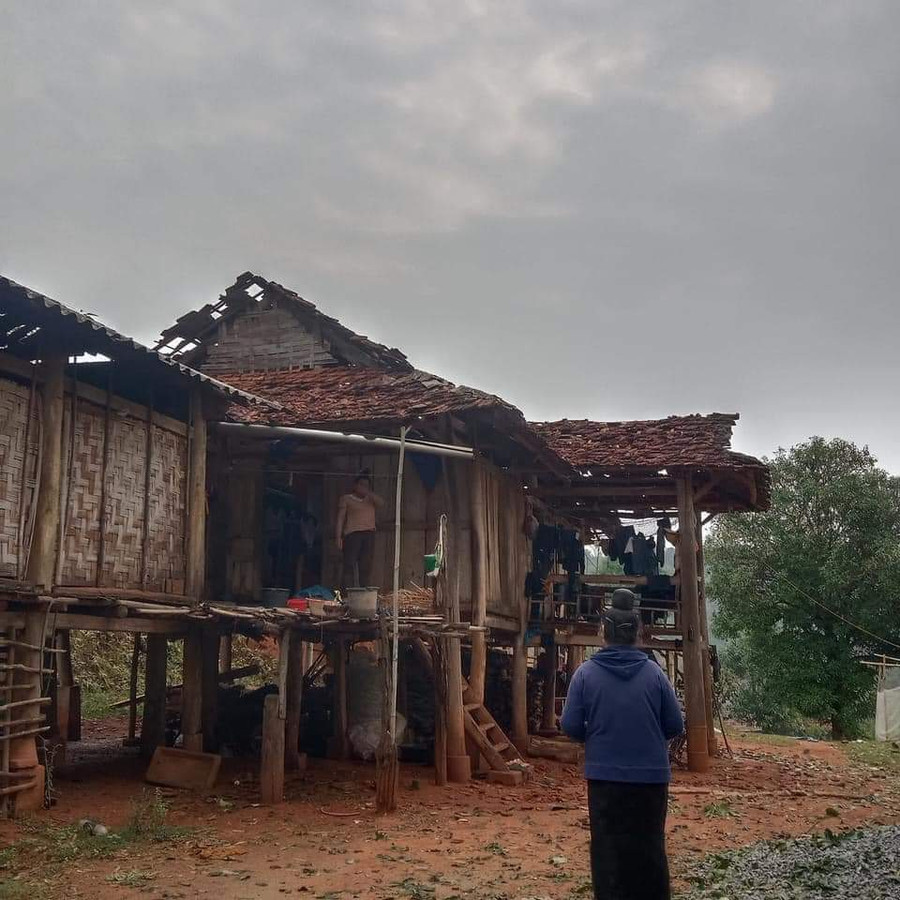 Mái nhà dân tan hoang sau khi trận mưa đi qua.