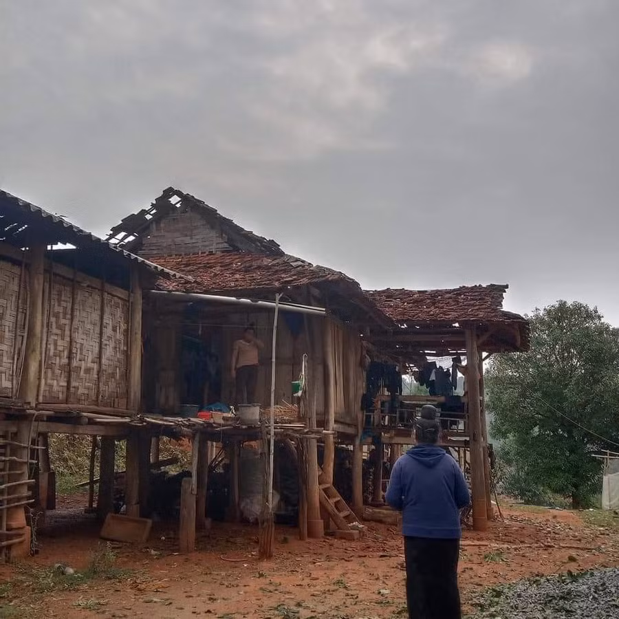 Mái nhà dân tan hoang sau khi trận mưa đi qua.