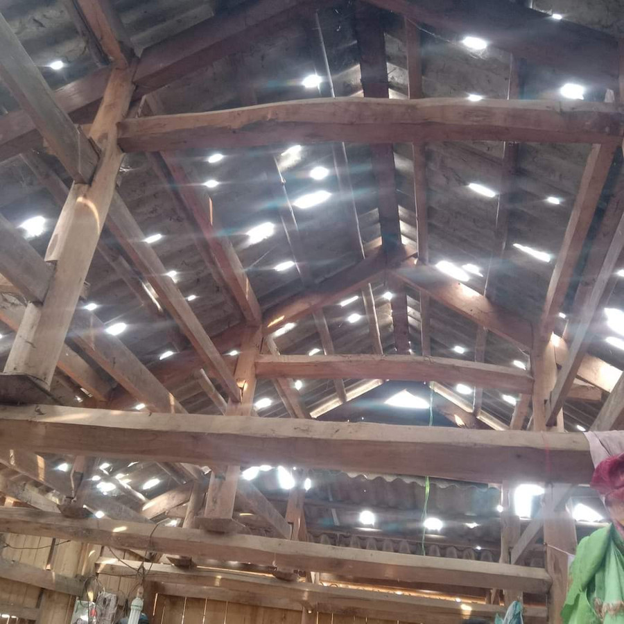 Mái nhà của người dân bị thủng lỗ chỗ.