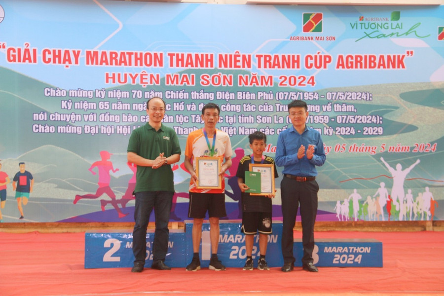 Ông Lò Đức Ngọc, Bí thư Huyện đoàn Mai Sơn (người đầu tiên bên phải) trao giải cho các vận động viên tham gia giải chạy.