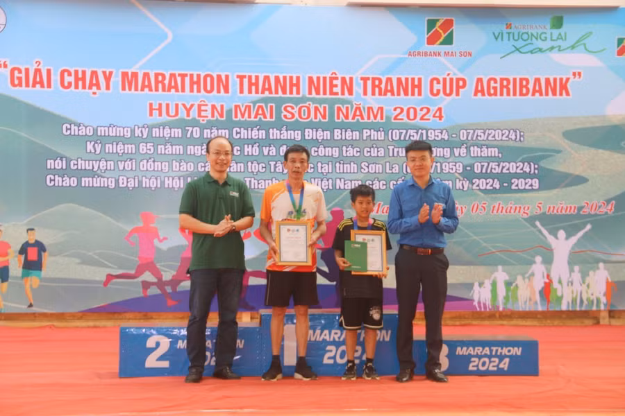 Ông Lò Đức Ngọc, Bí thư Huyện đoàn Mai Sơn (người đầu tiên bên phải) trao giải cho các vận động viên tham gia giải chạy.