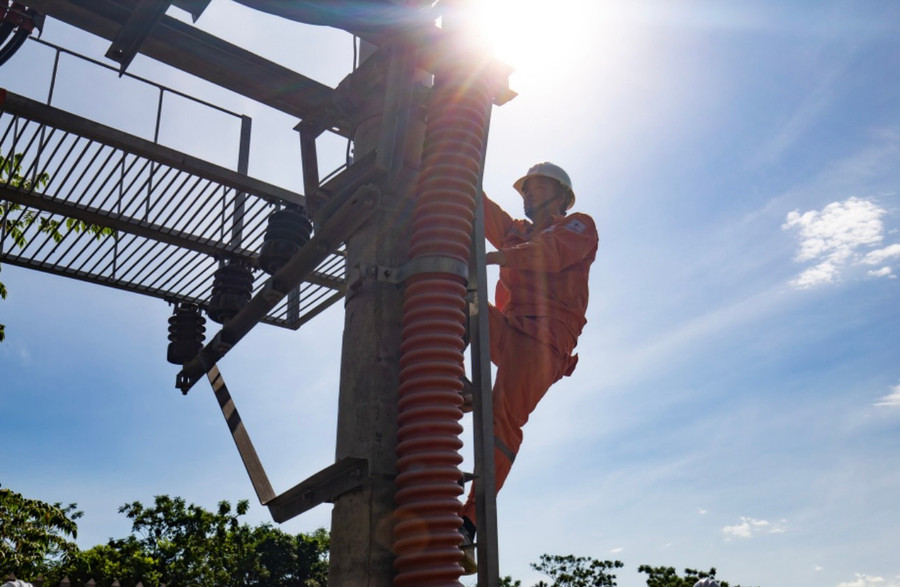 Trung bình ngày trong cả kỳ nghỉ lễ, sản lượng tiêu thụ điện lên đến 860.5 triệu kWh/ngày, tăng 37,2% so với kỳ nghỉ lễ năm ngoái. Trung bình ngày trong cả kỳ nghỉ lễ, sản lượng tiêu thụ điện lên đến 860.5 triệu kWh/ngày, tăng 37,2% so với kỳ nghỉ lễ năm ngoái.