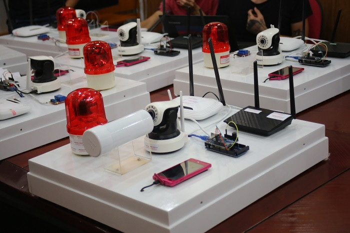 Các thiết bị IoT xuất hiện trong đề thi chung kết WhiteHat GrandPrix 2018.