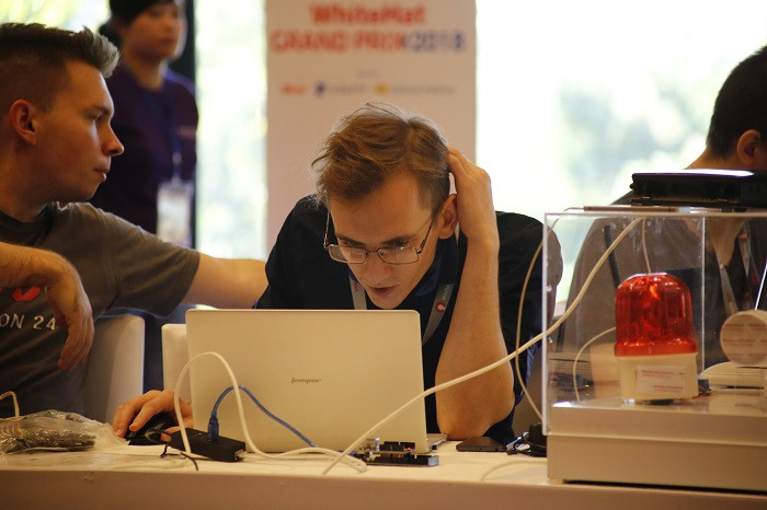 Tại chung kết WhiteHat Grand Prix 2018, các đội thi phải vượt qua thử thách là lỗ hổng bảo mật trên các thiết bị phần cứng được đưa vào một cuộc thi an toàn thông tin mạng.