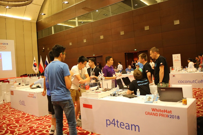 Đội Perfectblue (Mỹ) và P4team (Ba Lan) trò chuyện, sau khi vòng thi kết thúc. 2 đội đã có màn rượt đuổi sát sao để giành vị trí thứ 3 chung cuộc.