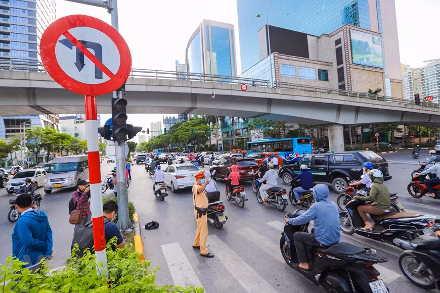 Bố trí chốt trực giảm ùn tắc giao thông tại các điểm 'nóng' dịp nghỉ lễ 2/9