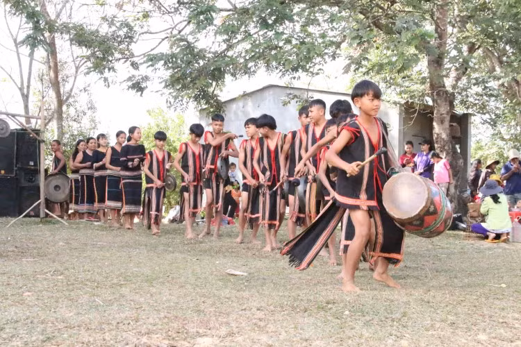 Khi men rượu cần đã chuếnh choáng là lúc âm thanh cồng chiêng vang lên.