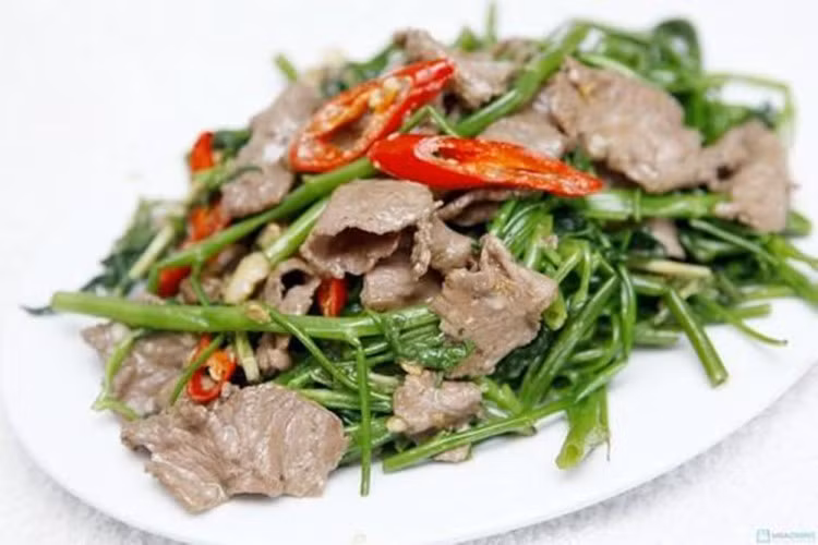 Trâu xào rau muống. Ảnh: Duy Phong.