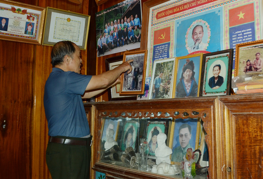 Ông Vừ Khua Xá giới thiệu về những bức ảnh ghi lại kỷ niệm về hành trình đưa cây thảo quả lên Tênh Phông.