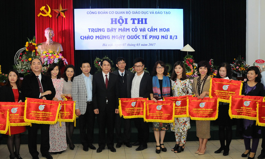 Thứ trưởng Phạm Mạnh Hùng và ông Vũ Minh Đức trao các giải Nhì, Ba cho các đội đạt giải Thứ trưởng Phạm Mạnh Hùng và ông Vũ Minh Đức trao các giải Nhì, Ba cho các đội đạt giải