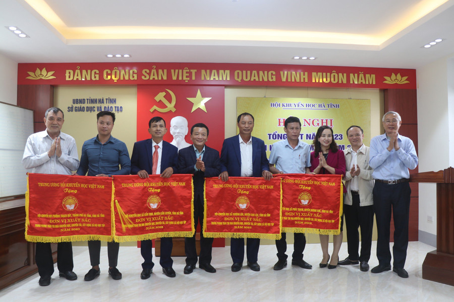 Trao tặng Cờ đơn vị xuất sắc của Trung ương Hội khuyến học cho Hội khuyến học các xã, phường....