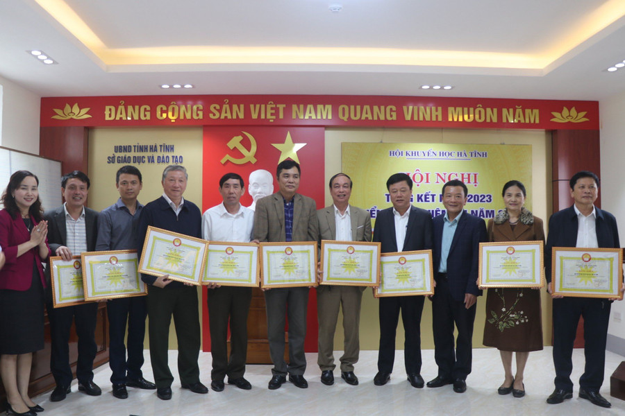 ... và nhiều tập thể, cá nhân.