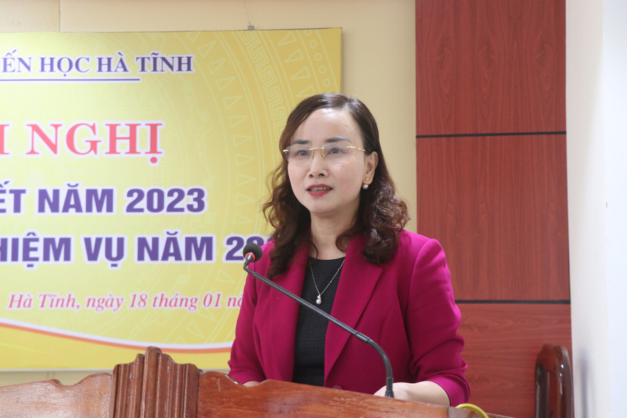 Bà Đặng Thị Quỳnh Diệp - Giám đốc Sở GD&amp;ĐT phát biểu tại Hội nghị.