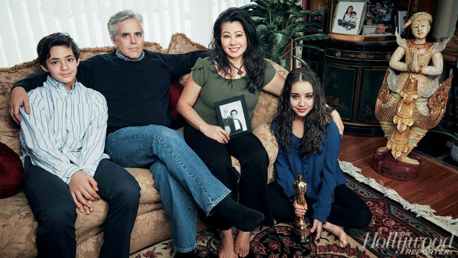 Sophia Ngor Demetri nay hạnh phúc bên cạnh gia đình cùng chồng và hai người con. Trên tay cô là bức ảnh người chú quá cố nâng cao tượng vàng Oscar. Ảnh: The Hollywood Reporter