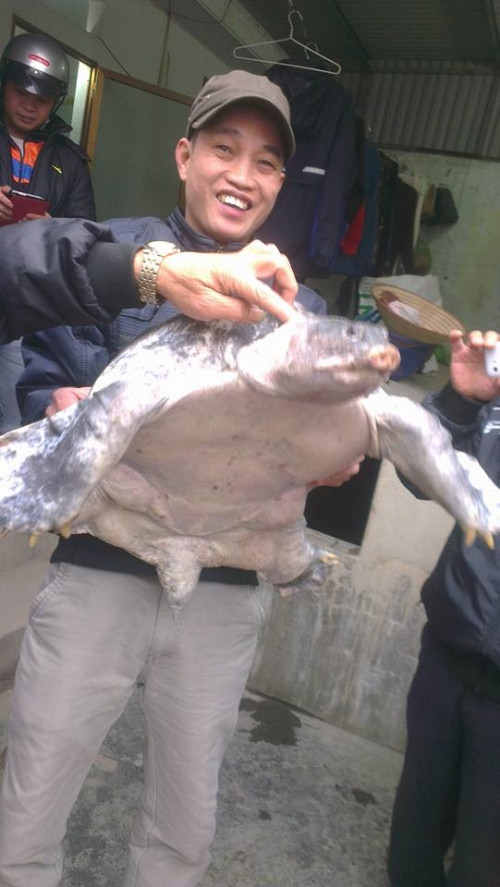 Hàng trăm người dân hiếu kỳ đổ xô đi xem Hàng trăm người dân hiếu kỳ đổ xô đi xem