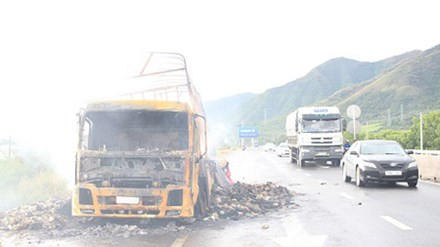 Xe tải bất ngờ bốc cháy, hơn 2.000 thùng mì tôm thành tro ảnh 1 Xe tải bất ngờ bốc cháy, hơn 2.000 thùng mì tôm thành tro ảnh 1