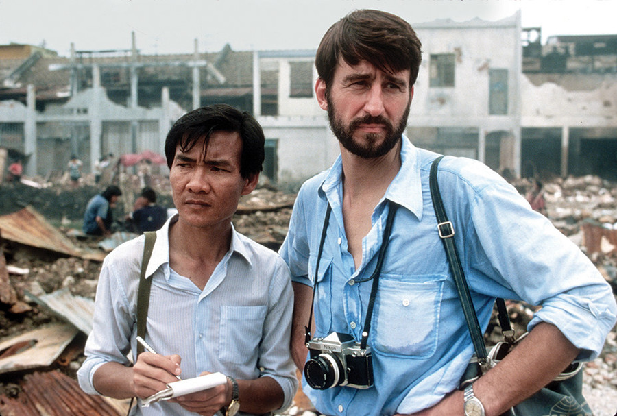 Hình ảnh Haing Ngor (trái) trong vai phóng viên Dith Pran ở The Killing Fields (1984). Ảnh: Warner Bros.