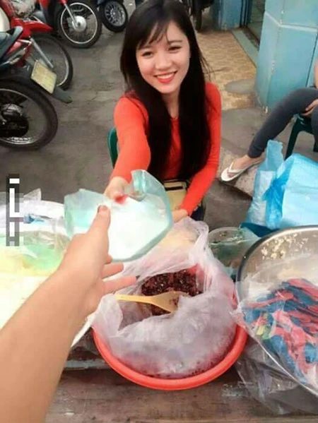 Thiếu nữ bán hàng xinh "ngang ngửa" hotgirl làm khách "bấn loạn"