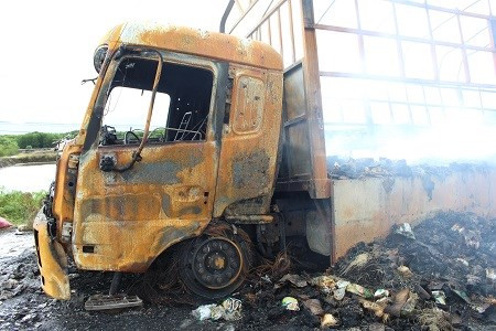 Xe tải bất ngờ bốc cháy, hơn 2.000 thùng mì tôm thành tro ảnh 2 Xe tải bất ngờ bốc cháy, hơn 2.000 thùng mì tôm thành tro - ảnh 1
