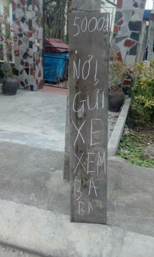 Hàng trăm người dân hiếu kỳ đổ xô đi xem Hàng trăm người dân hiếu kỳ đổ xô đi xem